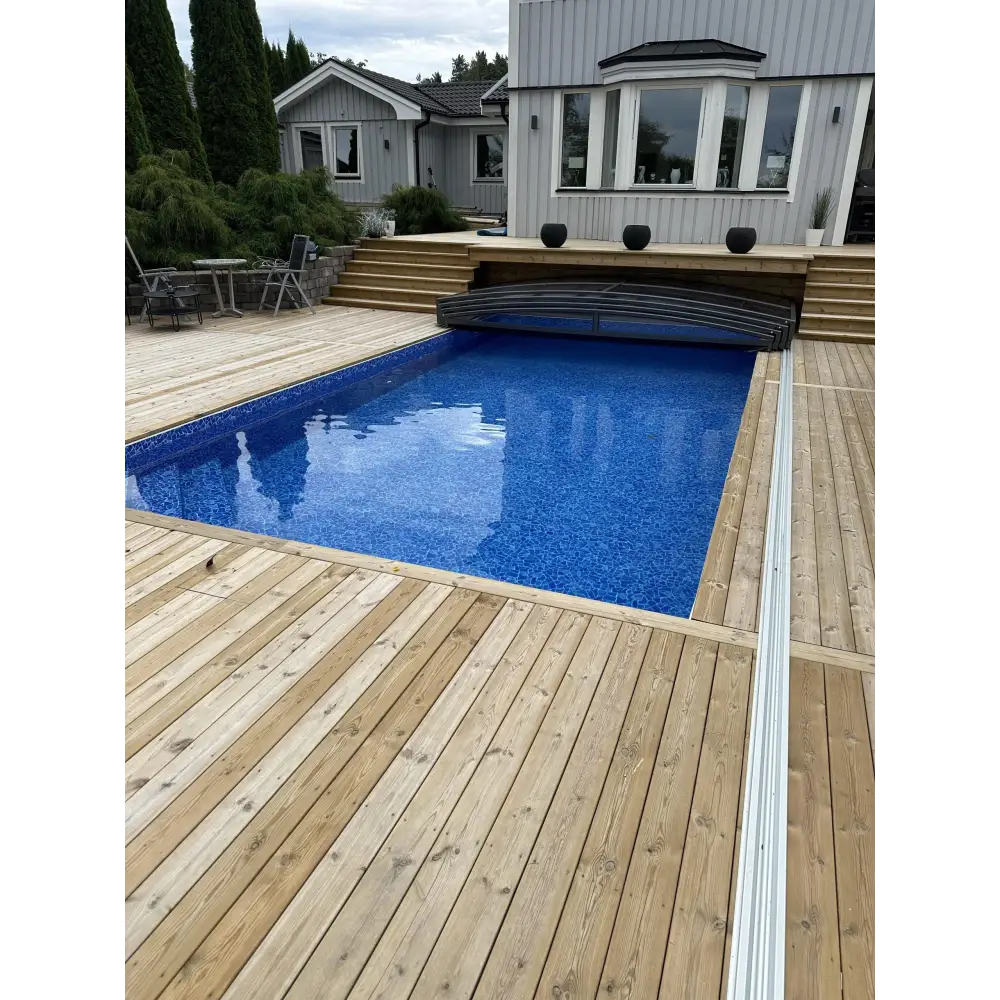 Funktionellt pooltak Sydney med blå mosaik och trädeck