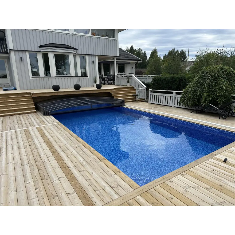 Funktionellt pooltak Sydney med blå mosaik och trädäck för modern pool
