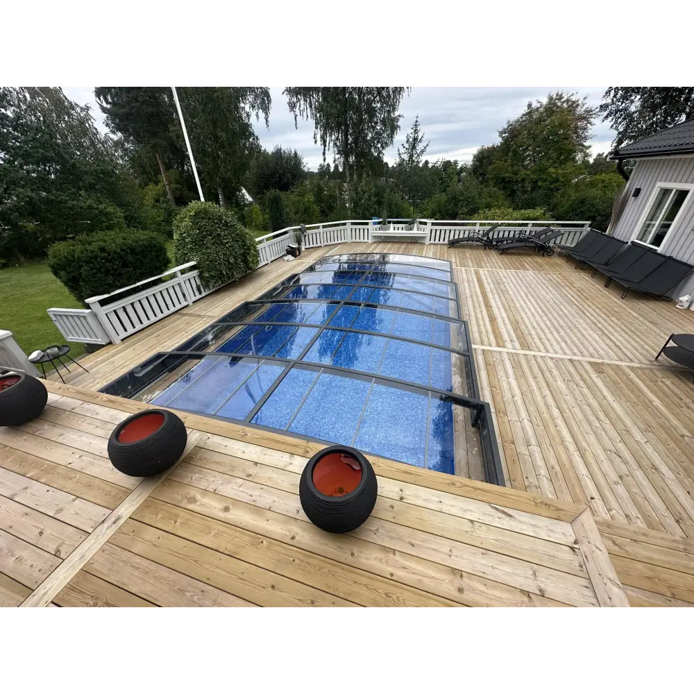 Funktionellt pooltak Sydney med transparent glas och blå textur