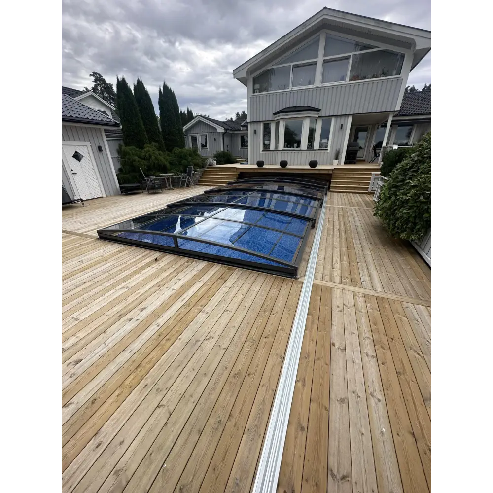 Funktionellt pooltak Sydney i glas över pool på trädäck
