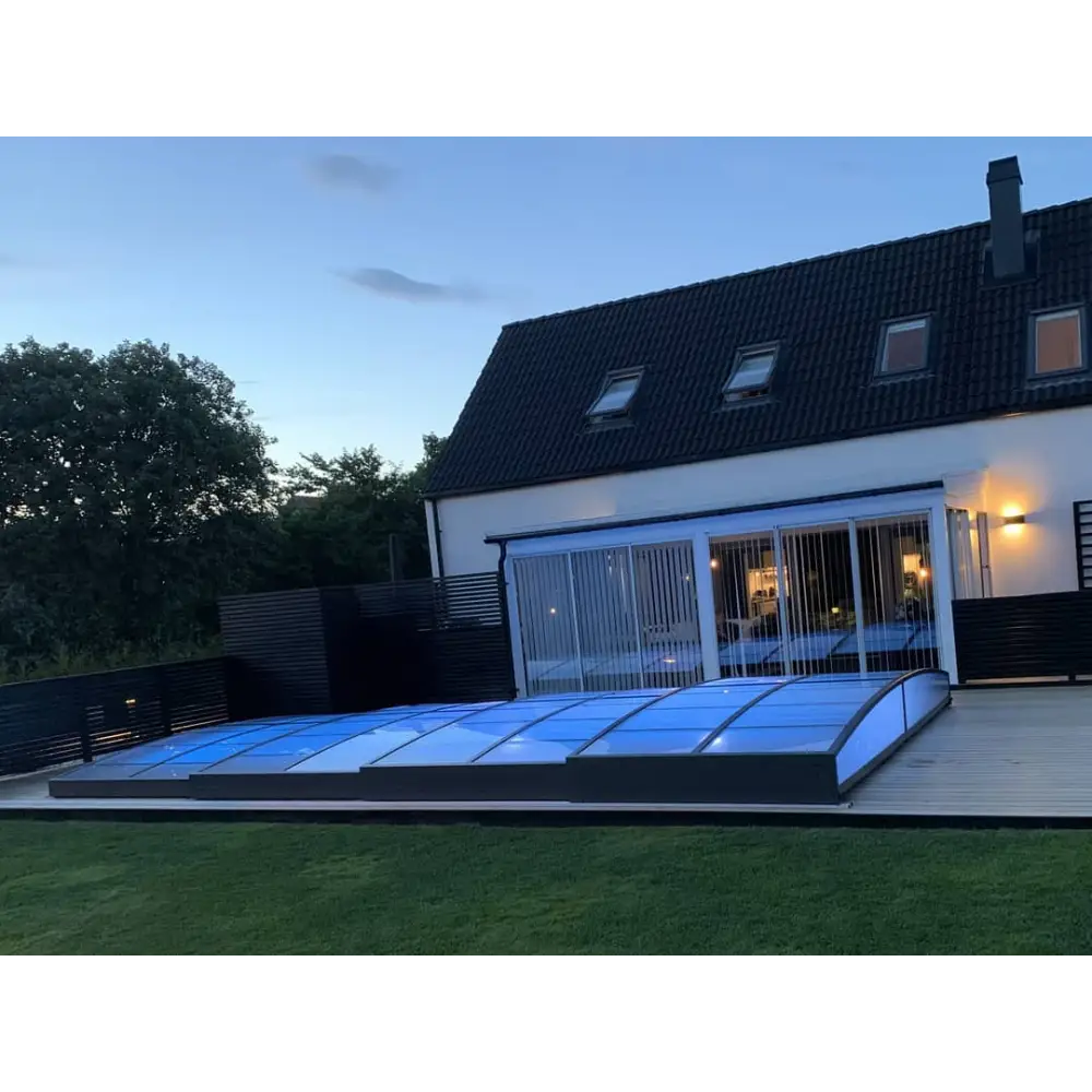 Modern blått glas solrum med svart ram och kurvade kanter för funktionellt pooltak Sydney