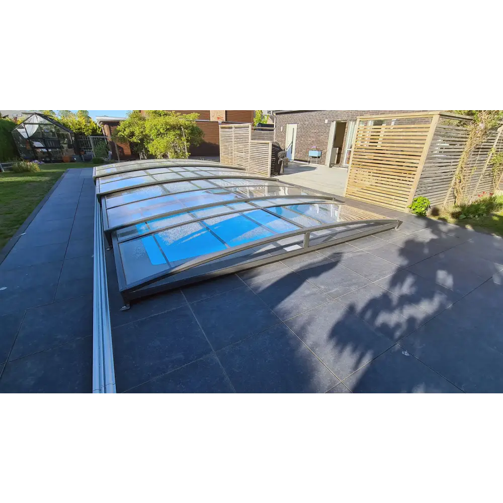 Modern pooltak Sydney med enkelskena antracit, curved glass pool cover
