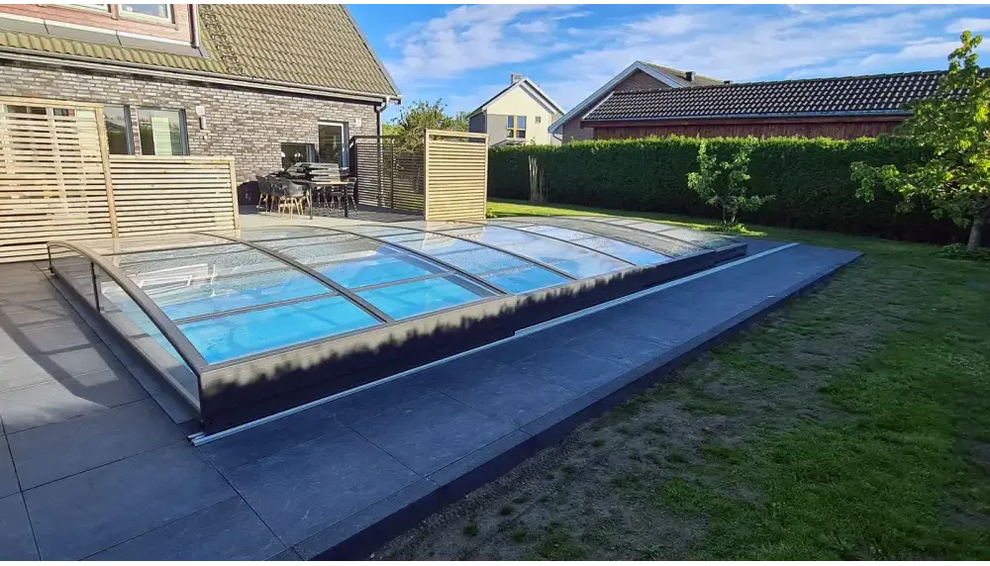 Elegant pooltak Sydney 3x5 i transparent glas med modern kurvig design