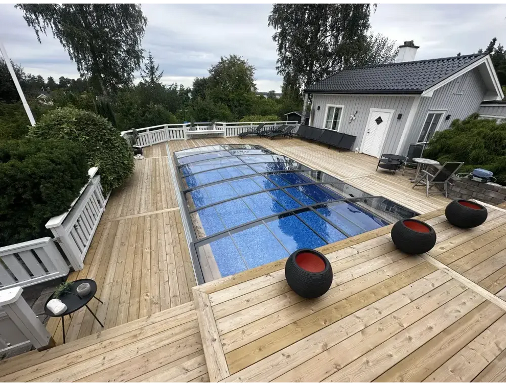 Elegant pooltak Sydney 3x5 med transparent glas och blåvatten på trädäck