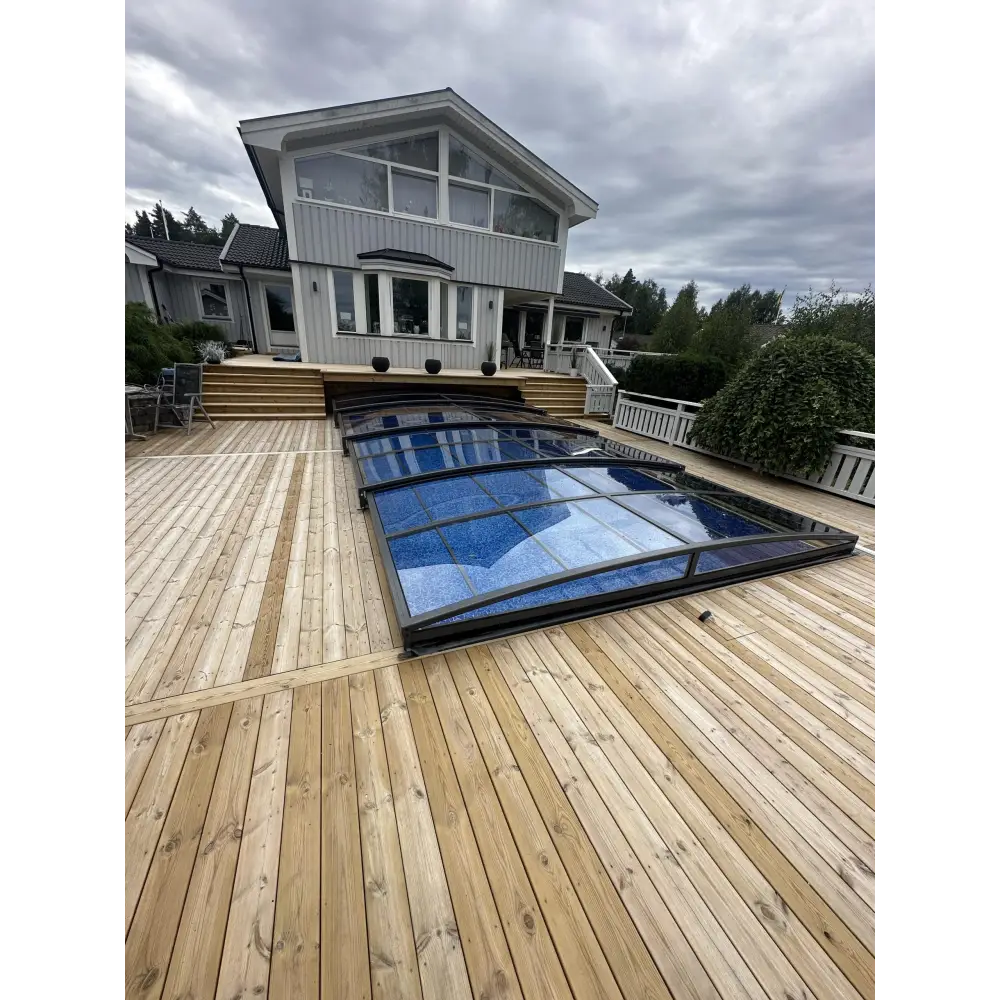 Elegant Pooltak Sydney 3x5 med blå glas och svart ram på trädeck