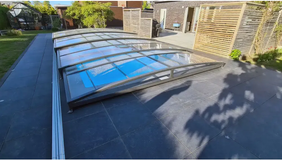 Elegant Pooltak Sydney 3x5 med modern böjd glas och svart ram