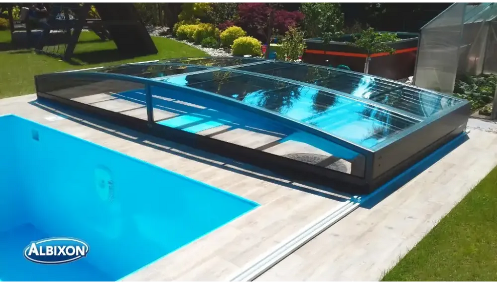 Elegant pooltak Sydney 3x5 i transparent glas med modern svart metall och kurvig design