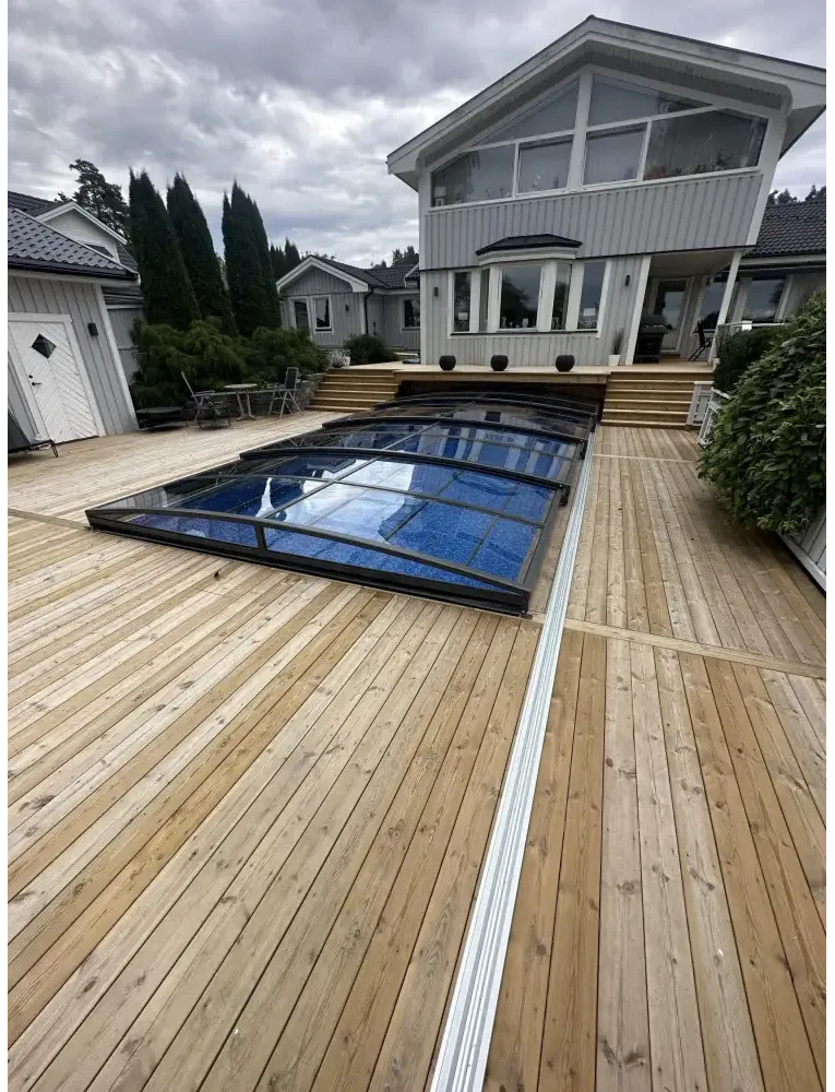 Elegant Pooltak Sydney 3x5 i transparent glas över pool på trädäck