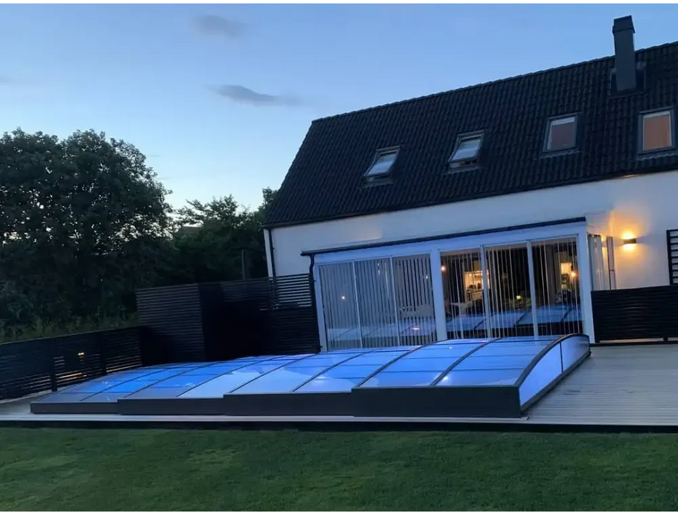 Elegant pooltak Sydney 3x5 med blåtonad glasveranda