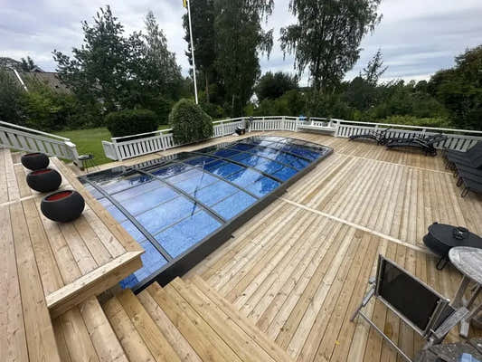Sydney 3 x 5 Poolüberdachung – elegantes Design, transparente Paneele, über einem blauen Pool