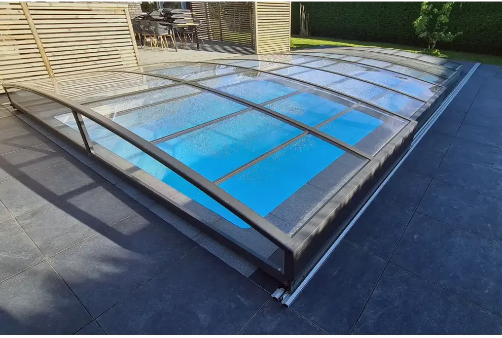 Modern Pooltak Sydney 3x5 med svart ram och transparent glas