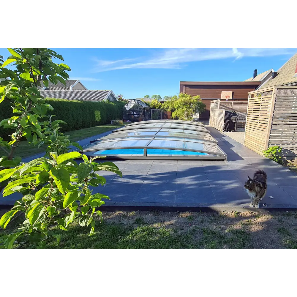 Pooltak Sydney med enkelskena antracit på ena sidan över blå pool