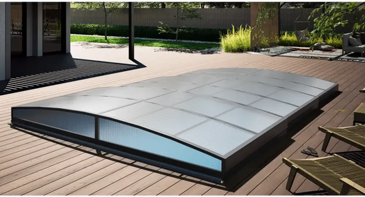 Sydney-Poolüberdachung – 3 x 6, modernes Design, silberfarbene Oberfläche, geschwungene Form, transparente Paneele