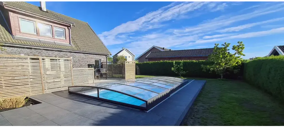 Pooltak Sydney i blåtonat glas med slank metallram i antracit