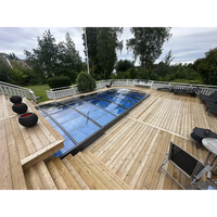 Pooltak Sydney i blåtonat glas med slank metallram över blå pool