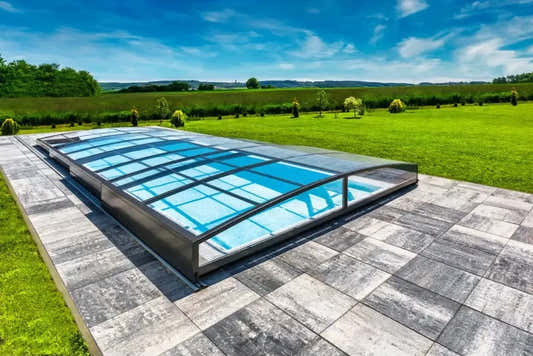 Sydney-Poolüberdachung – blau getönte Paneele, schlanker Metallrahmen, für den Poolbau
