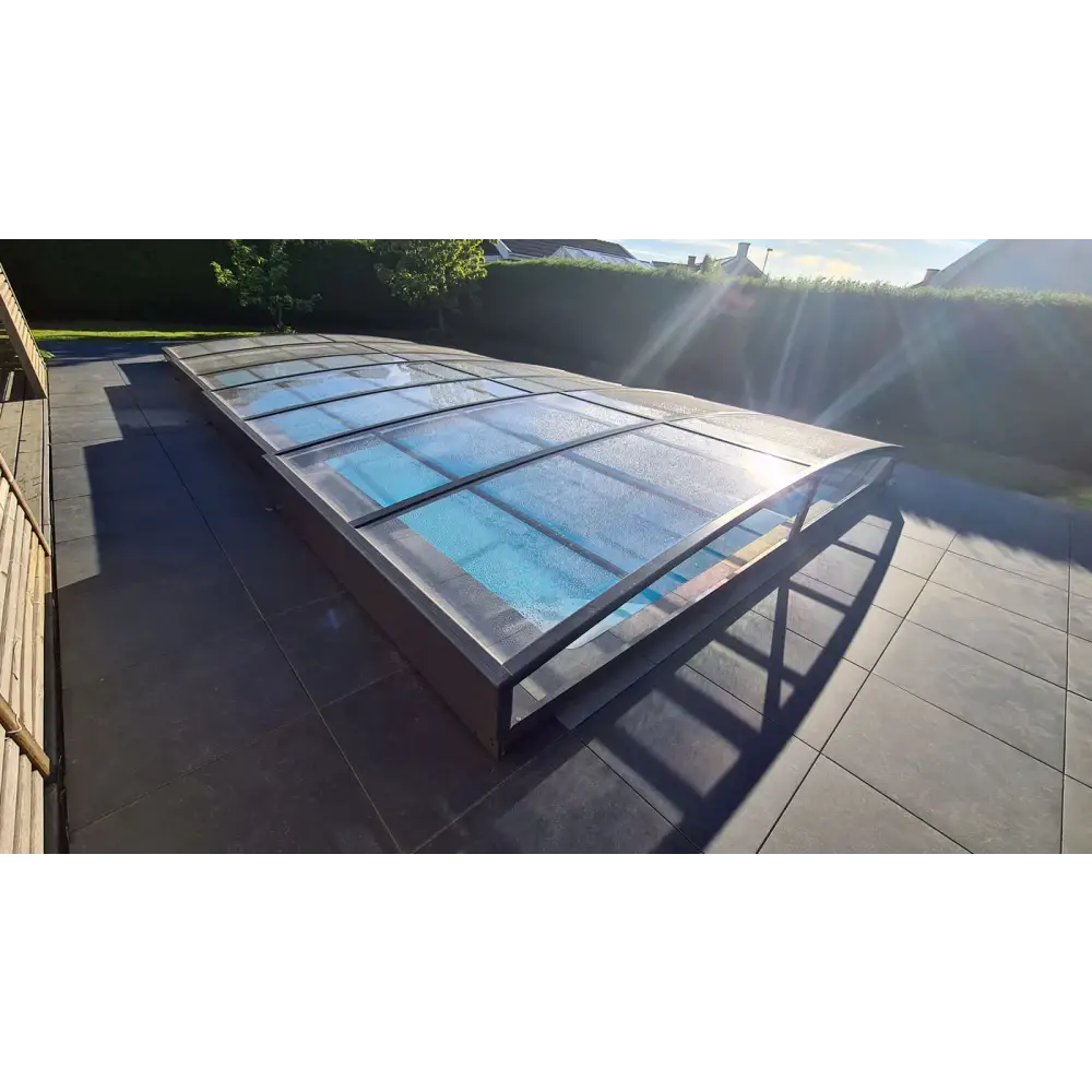 Ultra lågt pooltak Sydney 4x7 i blåtonat glas med böjd design