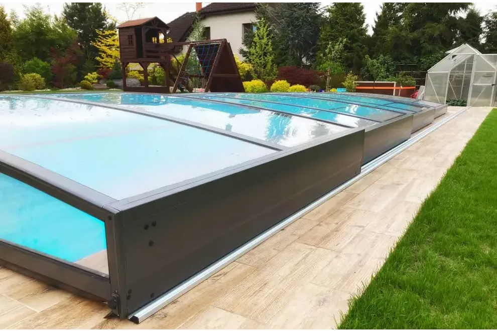 Elegant ultra lågt pooltak med mörk ram över blå pool