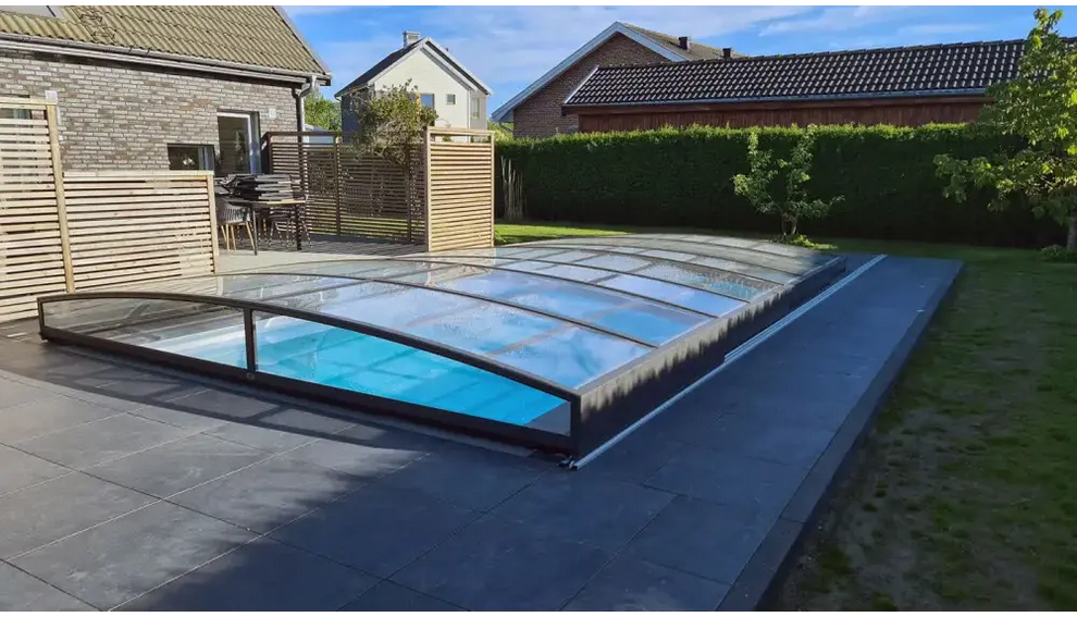 Elegant ultra lågt pooltak med mörk ram över blå pool