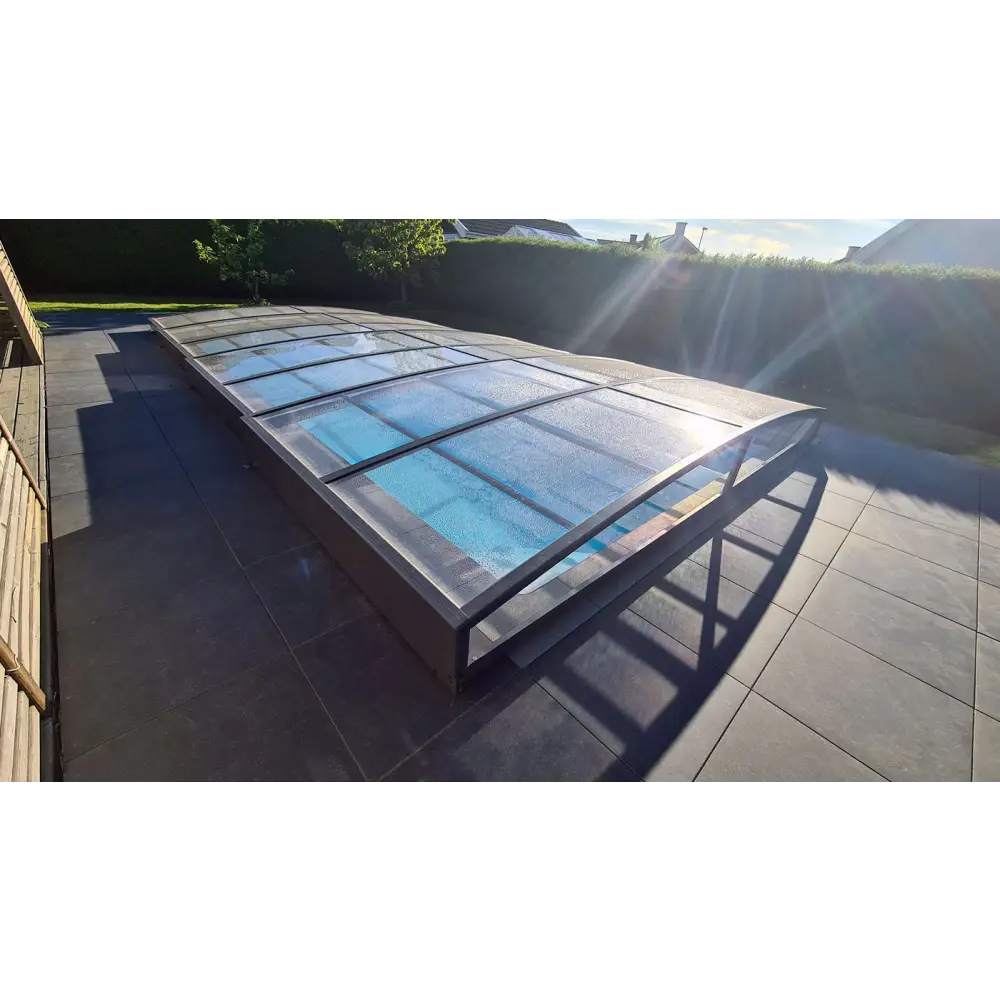 Elegant ultra lågt pooltak med mörk ram över blå pool