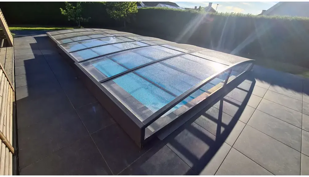 Elegant ultra lågt pooltak med mörk ram över blå pool