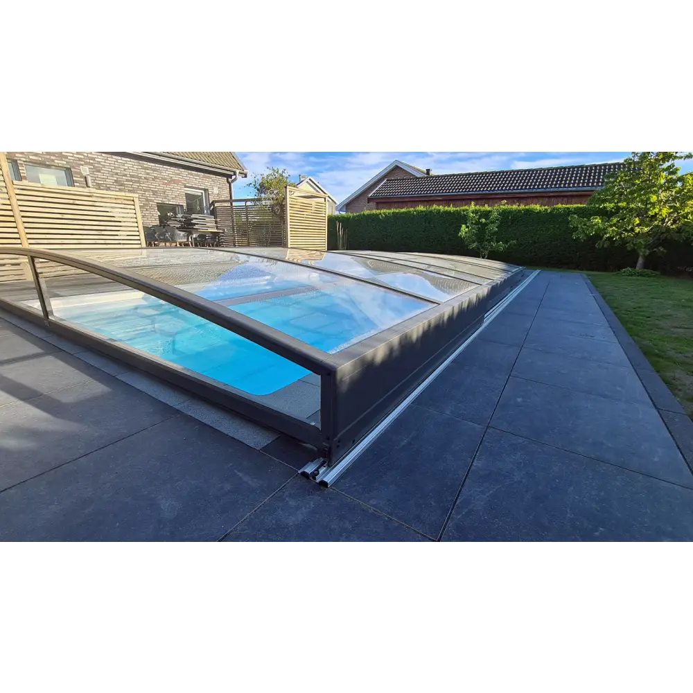 Elegant ultra lågt pooltak med mörk ram över blå pool