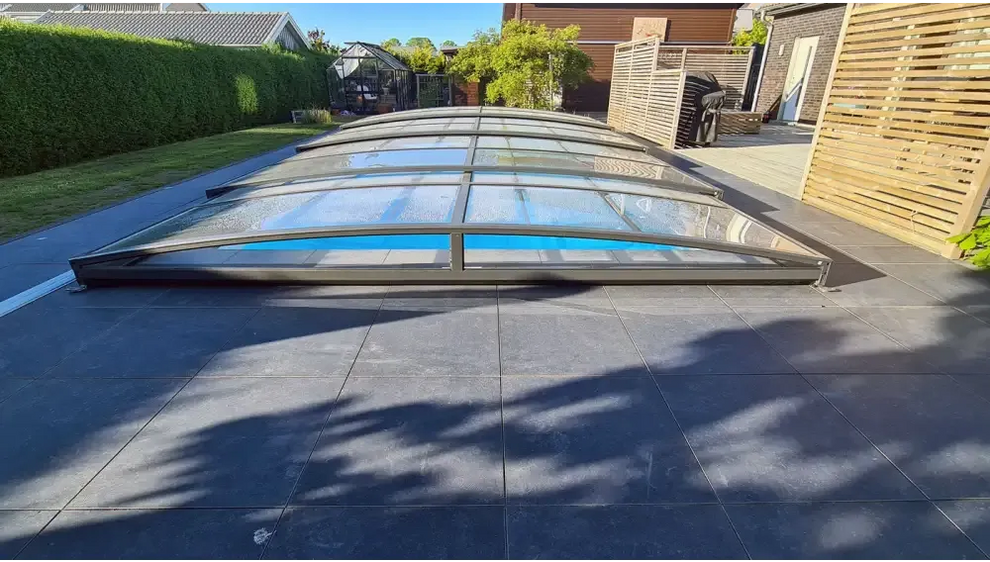 Elegant ultra lågt pooltak med mörk ram över blå pool