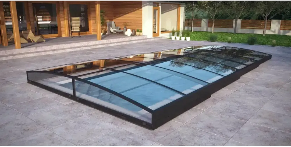 Elegant ultra lågt pooltak med mörk ram över blå pool