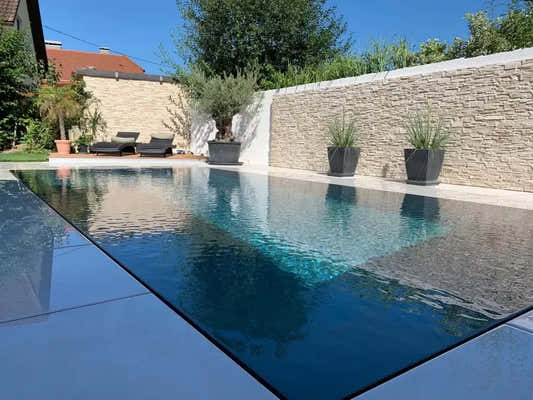Pooltime Exclusive Overflow Pool – hellgrau gefliester Rand, rechteckige Form, klares blaues Wasser
