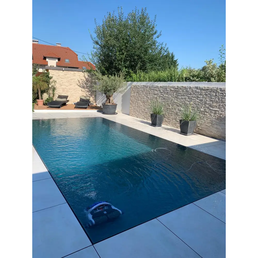 Blåvit robotisk poolrengörare i Pooltime Exclusive Overflow med grå kaklad kant