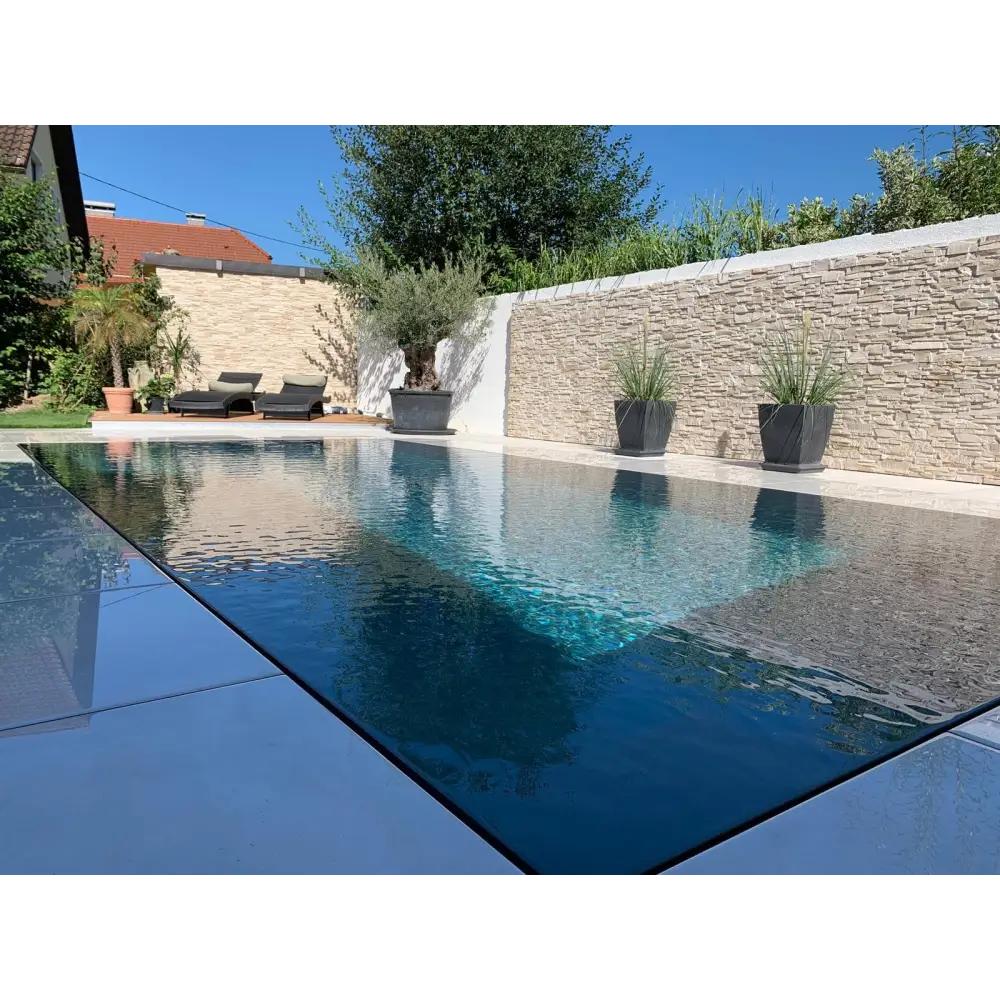 Pooltime Exclusive overflow pp pool i rektangulär form med kristallklar turkos nyans och grå kakelkant