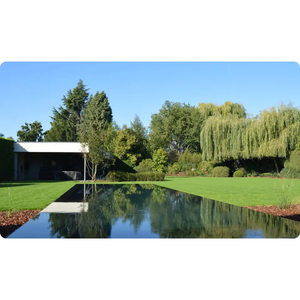 Modern vit Infinitykant ovanmark PP pool med 20mm skimmer bland träd