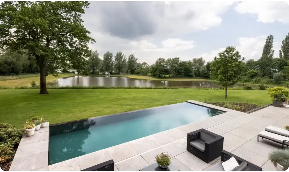 Pooltime Exklusiv ovanmark PP pool med oändlighetskant och turkost vatten