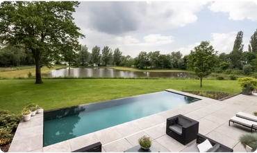 Pooltime Exklusiv ovanmark PP pool med oändlighetskant och turkost vatten