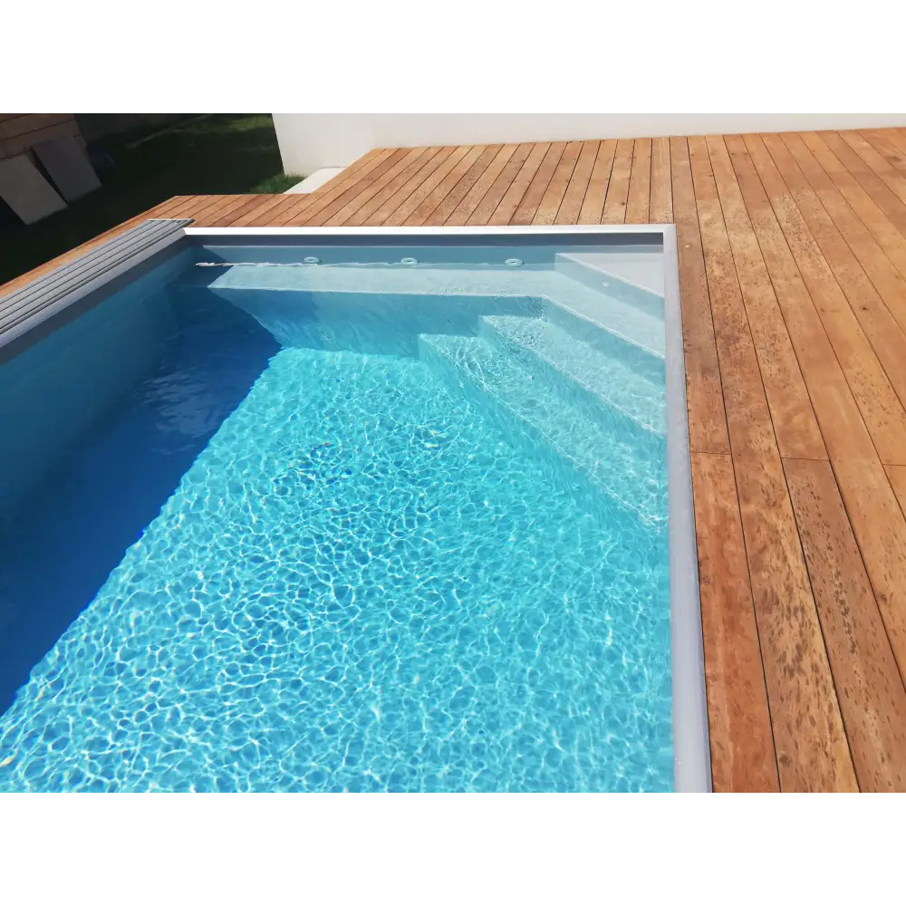 Pooltime Exclusive 12mm rektangulär PP-pool 4x12x1 med klarblått vatten och trädäck