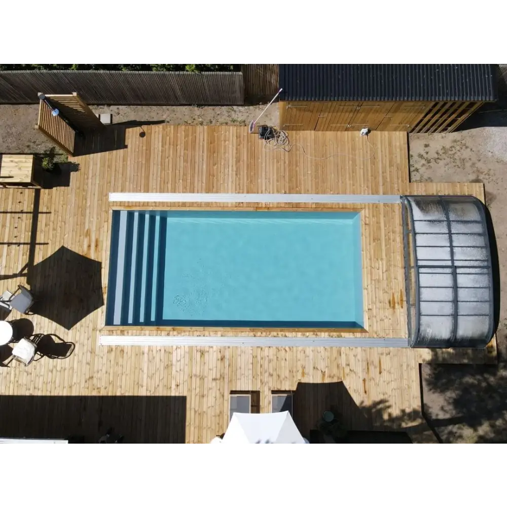 Pooltime Exklusiv 12mm rektangulär pool med turkost vatten och vit kant på trädeck