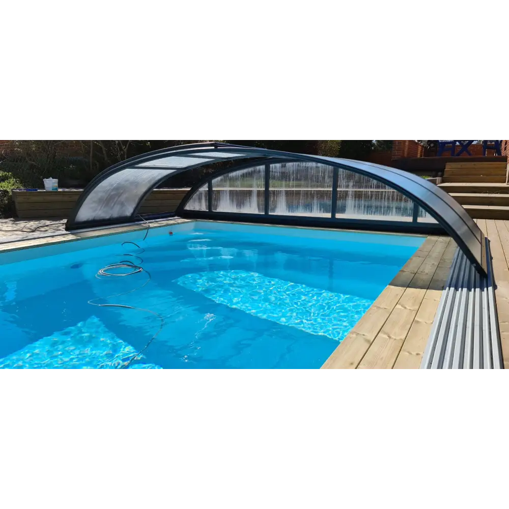 Pooltime exklusiv 12mm rektangulär pool med turkost vatten och trädäck