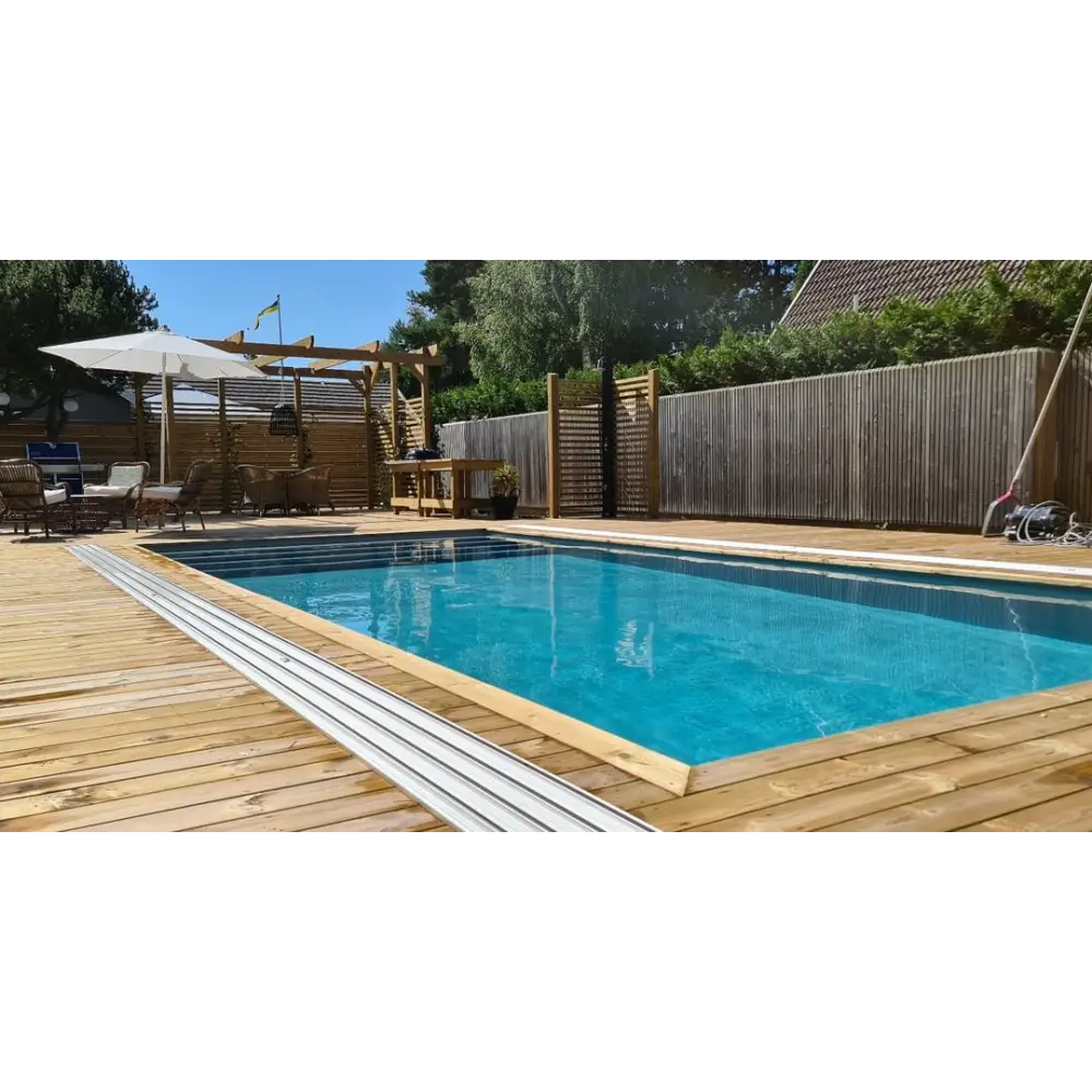 Pooltime Exklusiv rund dagbädd med böjt baldakin och klarblått vatten