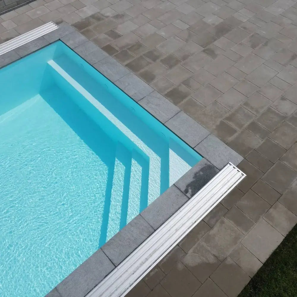 Modern Pooltime Exklusiv 12mm rektangulär pool med inbyggda trappor och turkost vatten