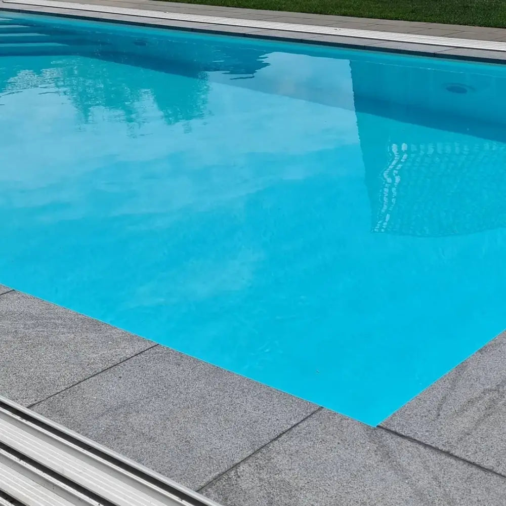 Pooltime exklusiv 12mm rektangulär pool med klar blå vatten och metalltrappa