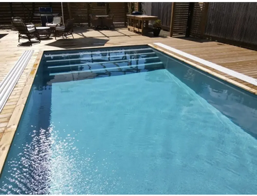 Pooltime Exclusive Pool, 12 mm – rechteckige Form, Holzterrasse, klares blaues Wasser