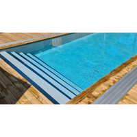 Pooltime Exklusiv 12mm rektangulär pool med klart blått vatten, trädäck och grå metallsteg