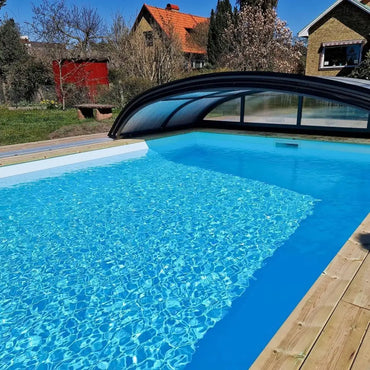 Pooltime Exklusiv 12mm rektangulär pool med klar blå bassäng och böjd transparent täckning