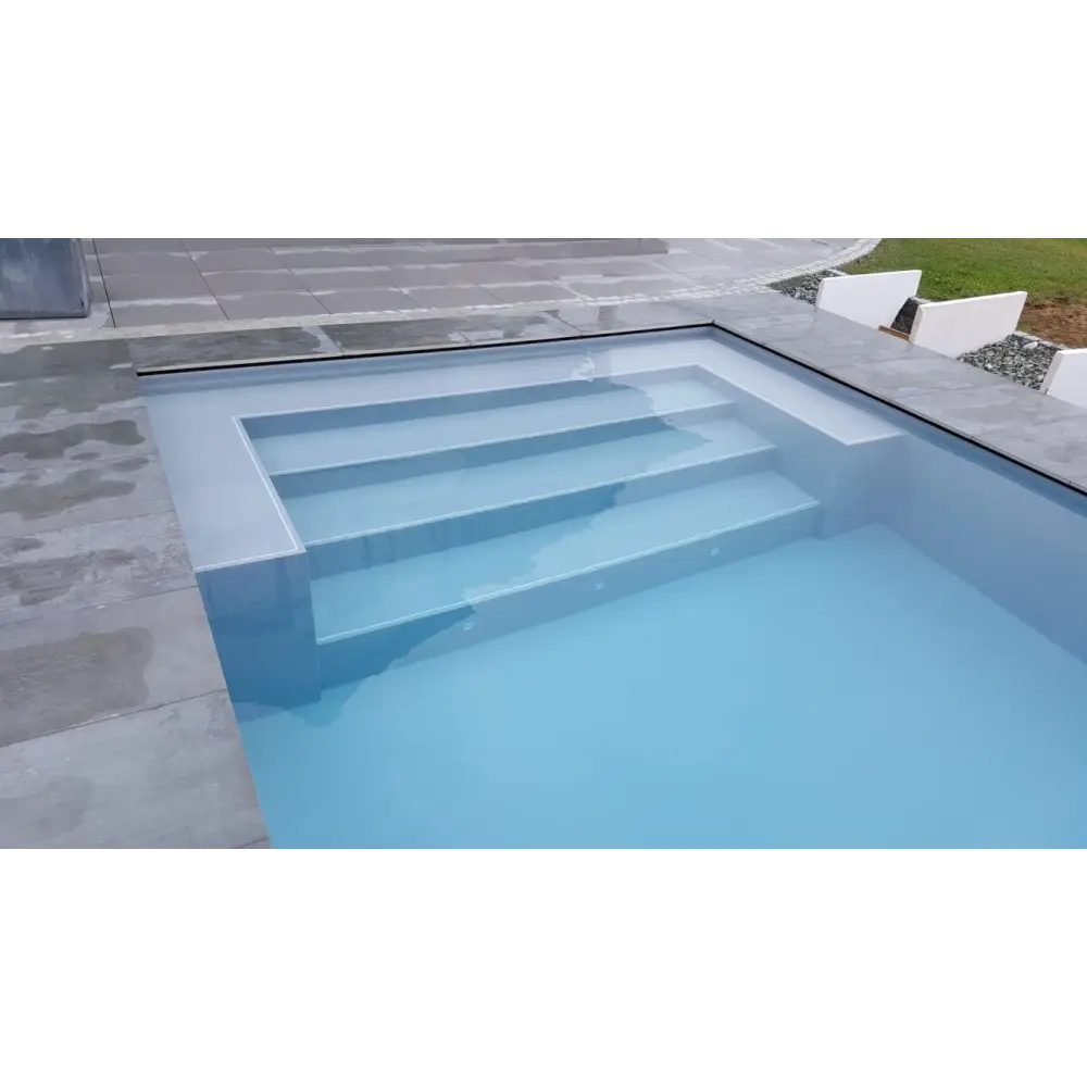 Modern Pooltime Exklusiv 12mm rektangulär pool med klart blått vatten och integrerade steg