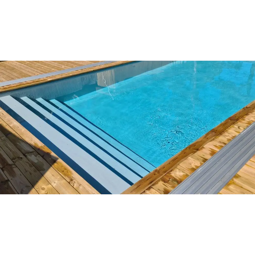 Pooltime Exklusiv 12mm rektangulär pool med klart blått vatten, trädeck och grå metalltrappor