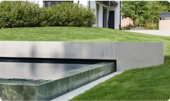 Pooltime Exclusive Infinity Pool – moderne Betonwand, türkisfarbenes Wasser