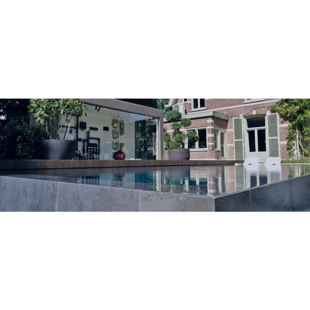 Pooltime Exklusiv Infinity med turkost vatten och svart kakel