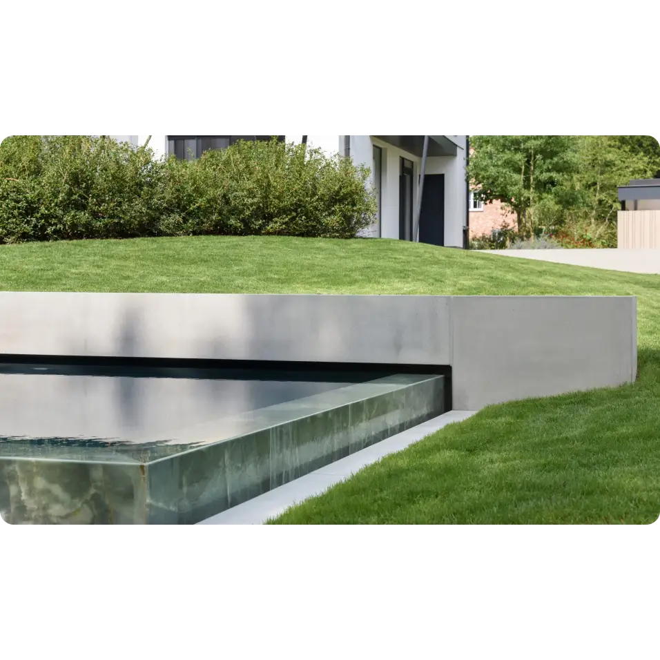 Pooltime exklusiv infinity med turkost vatten och svart kakel i minimalistisk betongvägg