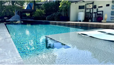 Pooltime Exclusive Infinity Pool – klares türkisfarbenes Wasser, schwarze Fliesen