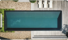 Pooltime Exclusive Infinity Pool – türkisfarbenes Wasser, schwarze Fliesen, rechteckiger Pool